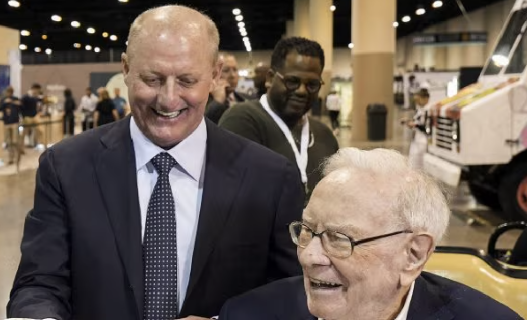 Warren Buffet met zijn opvolger Greg Abel