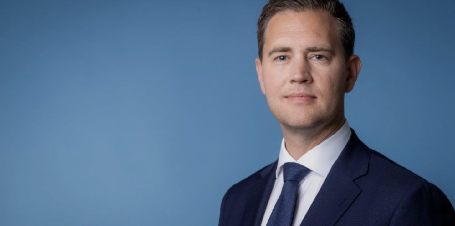 Minster Eelco Heinen vindt de beloning van de KLM top ongespast: