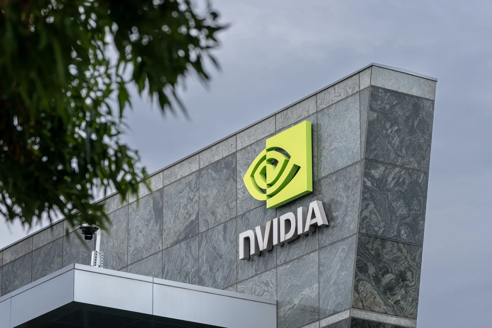 Nvidia aandeel onder druk: waarom AI chips van Amazon een risico vormen