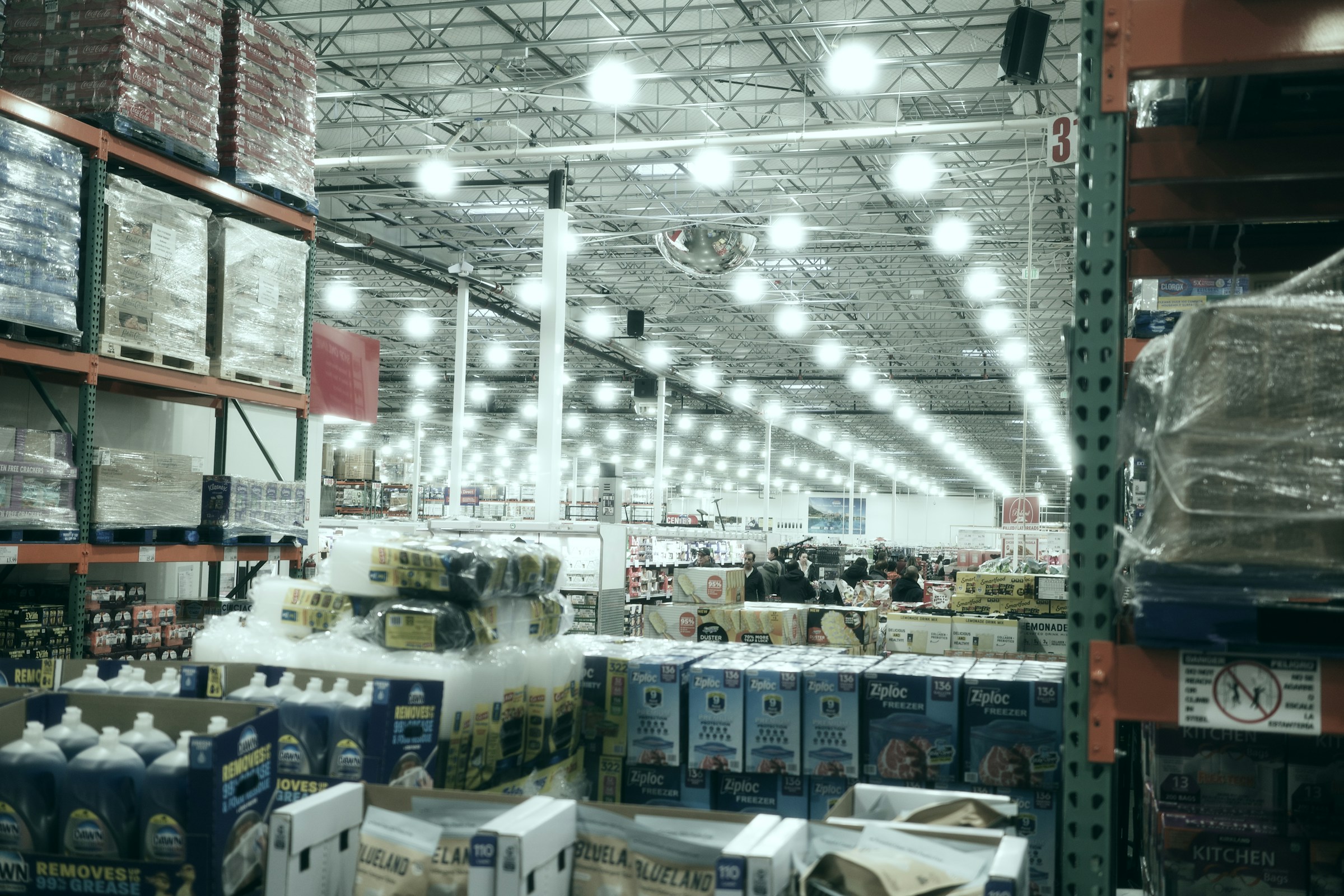 Breed gangpad in een grootschalige warehousewinkel