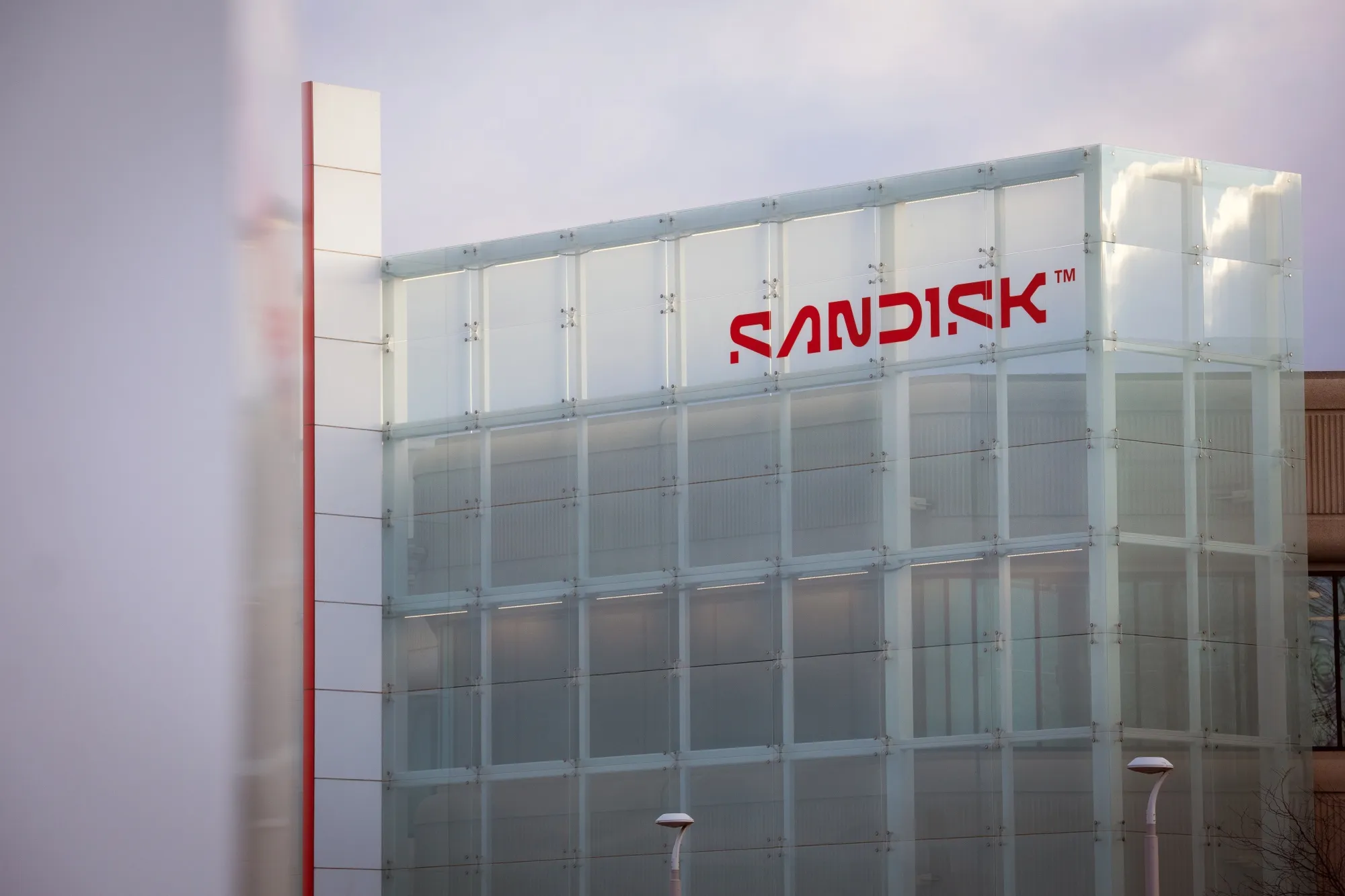 Sandisk aandeel onder druk door AI belasting angst en geopolitieke risico’s